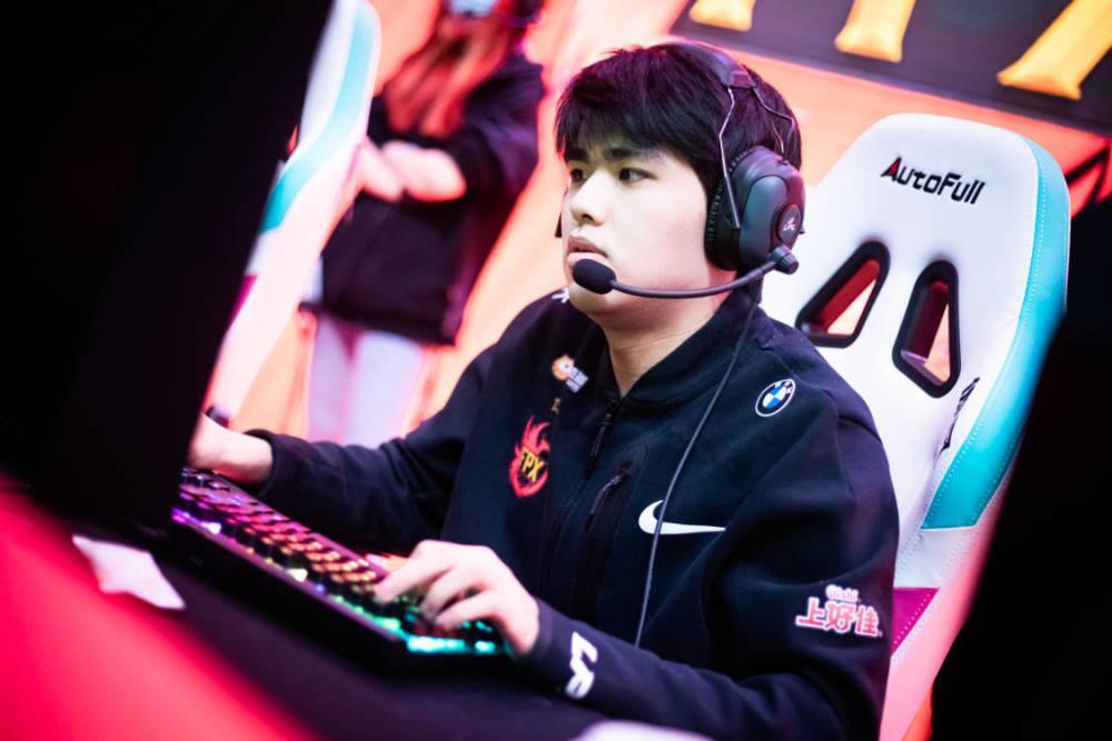 AYX-排球总决赛上演强强对话，岭东霹雳队淘汰对手渝州天虎队，战术调整见效；轮换效果显现的简单介绍