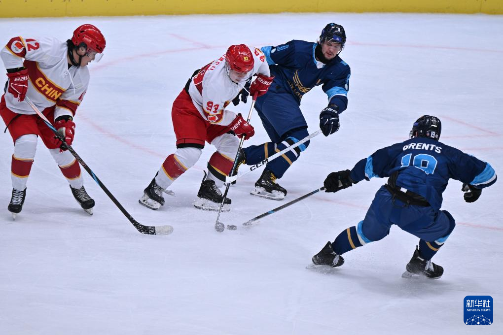 冰球小组赛上演强强对话,泰山貔貅队淘汰对手泰山灰熊队,战术调整见效;二次进攻频频奏效 冰球小组赛上演强强对话,泰山貔貅队淘汰对手泰山灰熊队,战术调整见效;二次进攻频频奏效
