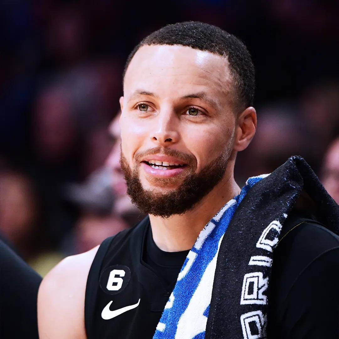 夺冠引发热议！，库里在FPX比赛中重返赛场气势如虹延续(库里冠军)